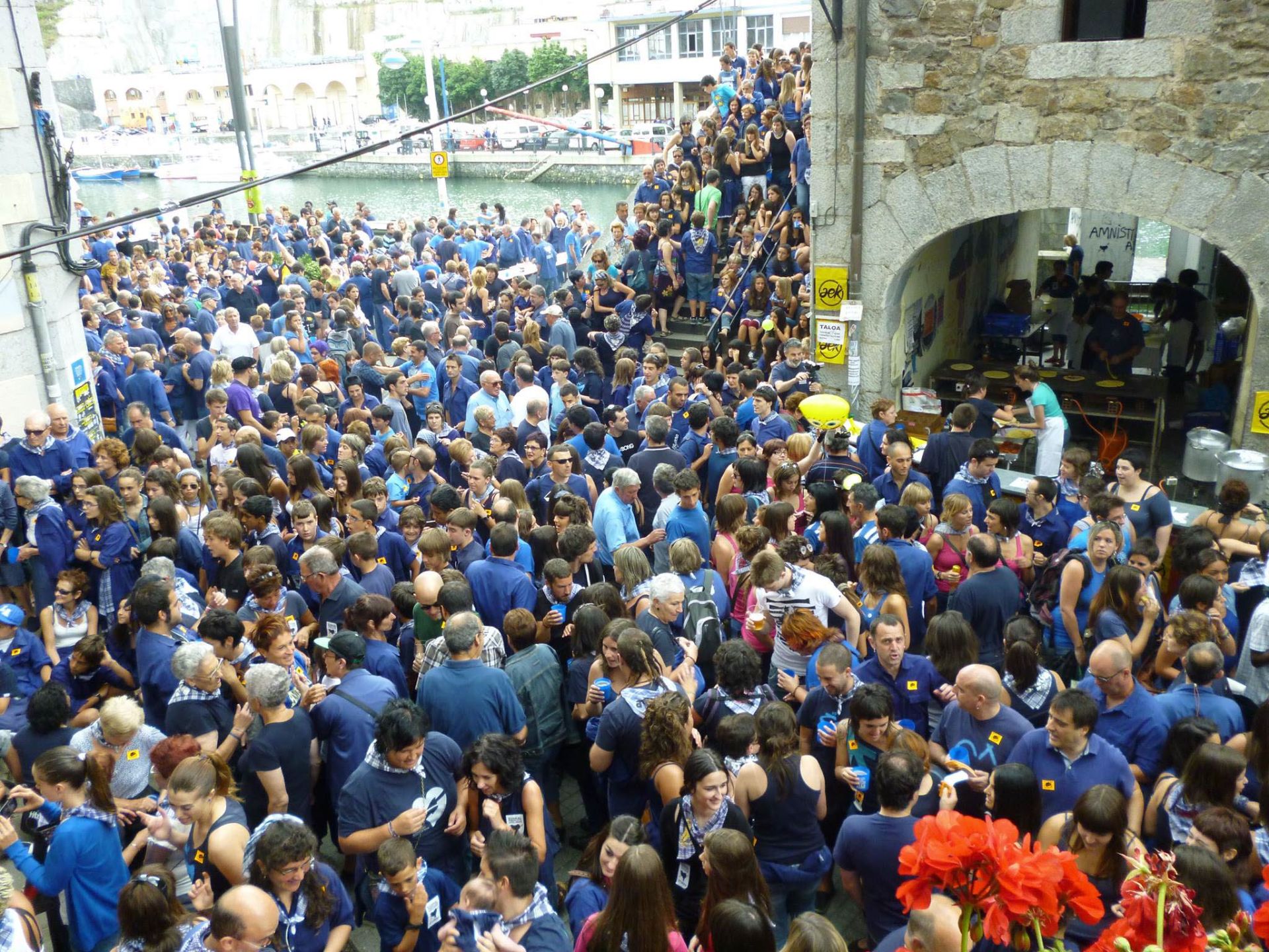 La fiesta del 'Zapato azule' reúne a miles de personas en Ondarroa.
