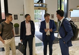 Eneko Andueza habla con Mikel Torres, Denis Itxaso y Ekain Rico a su llegada este jueves al Parlamento vasco.