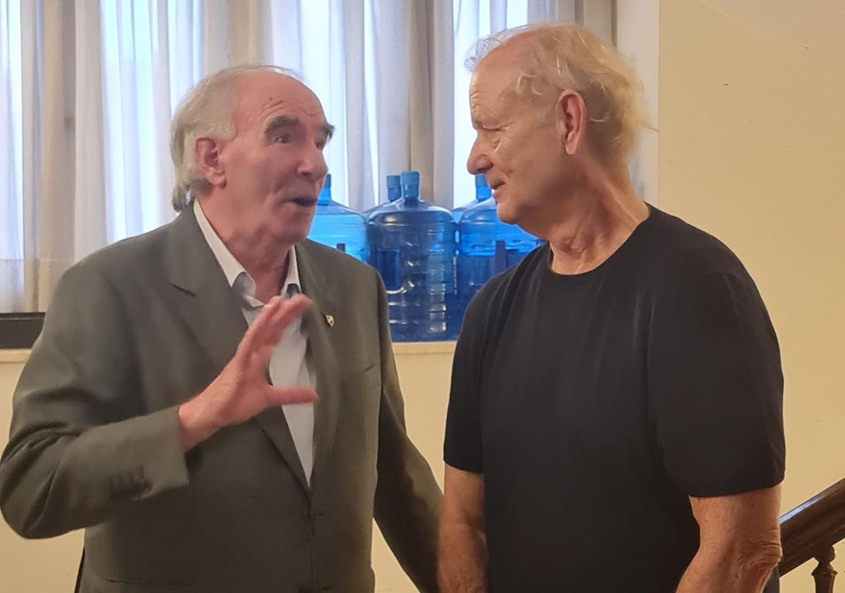 Bill Murray charla con José Ángel Iribar en los camerinos tras el espectáculo.