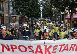 Un momento de una manifestación protagonizada por bomberos forales.