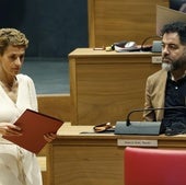 María Chivite pasa por delante de Ramón Alzórriz, ayer en el pleno del Parlamento navarro.