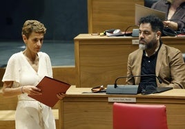 María Chivite pasa por delante de Ramón Alzórriz, ayer en el pleno del Parlamento navarro.