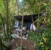 Desmantelan el campamento de los 'chicos del bosque' de Getxo por peligro de incendio y medioambiental