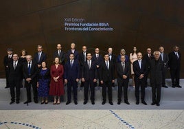 En la fila de arriba y de izquierda a derecha, Toshio Hosokawa, Camille Parmesan, Michael Woodford, Jordi Galí , Olivier Blanchard, Philip Kitcher, Richard E. Petty, Anthony G. Greenwald, Mahzarin R. Banaji, Dolores Albarracín, Icek Ajzen, Michael I. Jordan y Anil Jain. En la fila de abajo, Daniel J. Drucker, Jens Juul Holst, Svetlana Mojsov, Eloísa del Pino (presidenta del CSIC), Imanol Pradales (lehendakari), Carlos Torres Vila (presidente de la Fundación BBVA), Rafael Pardo (director de la Fundación BBVA), Avelino Corma, John F. Hartwig y Helmut Schwarz.