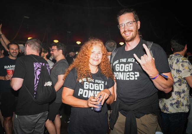 Una pareja alemana fan del grupo italiano Gogoponies.