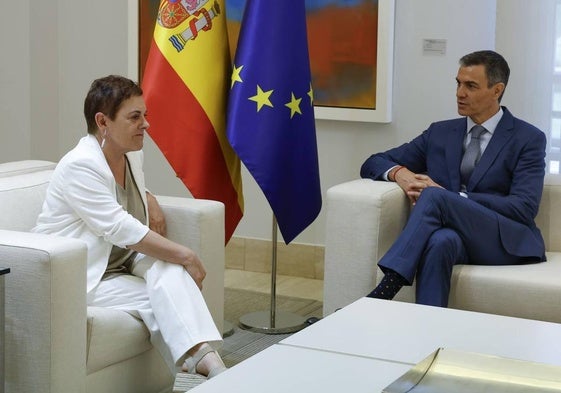 La portavoz de EH Bildu en el Congreso, Mertxe Aizpurua, y el presidente del Gobierno, Pedro Sánchez, ayer en La Moncloa.