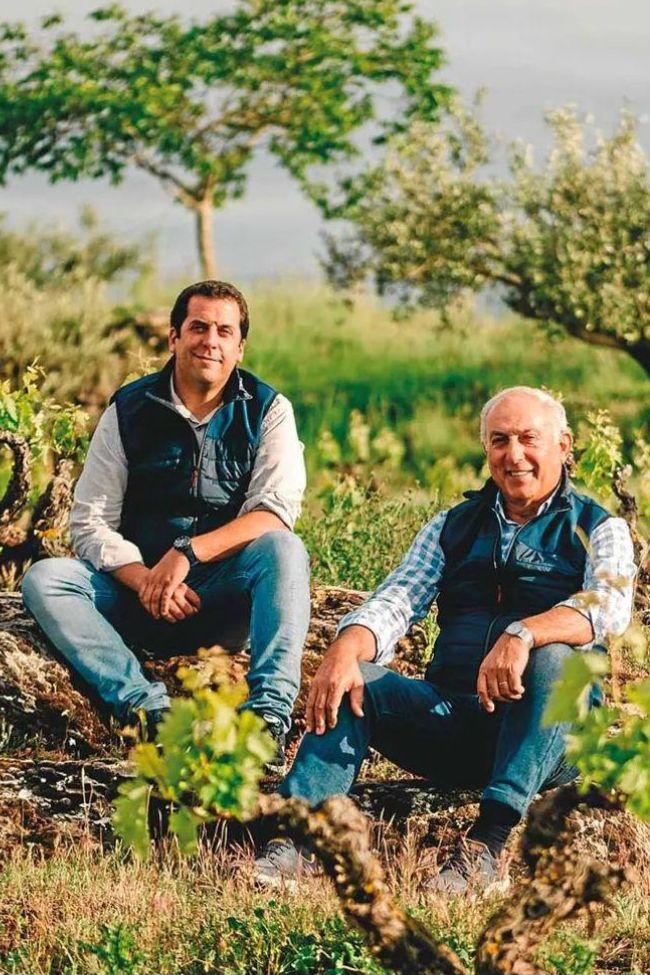 El bodeguero y su hijo Jon posan entre viñas.