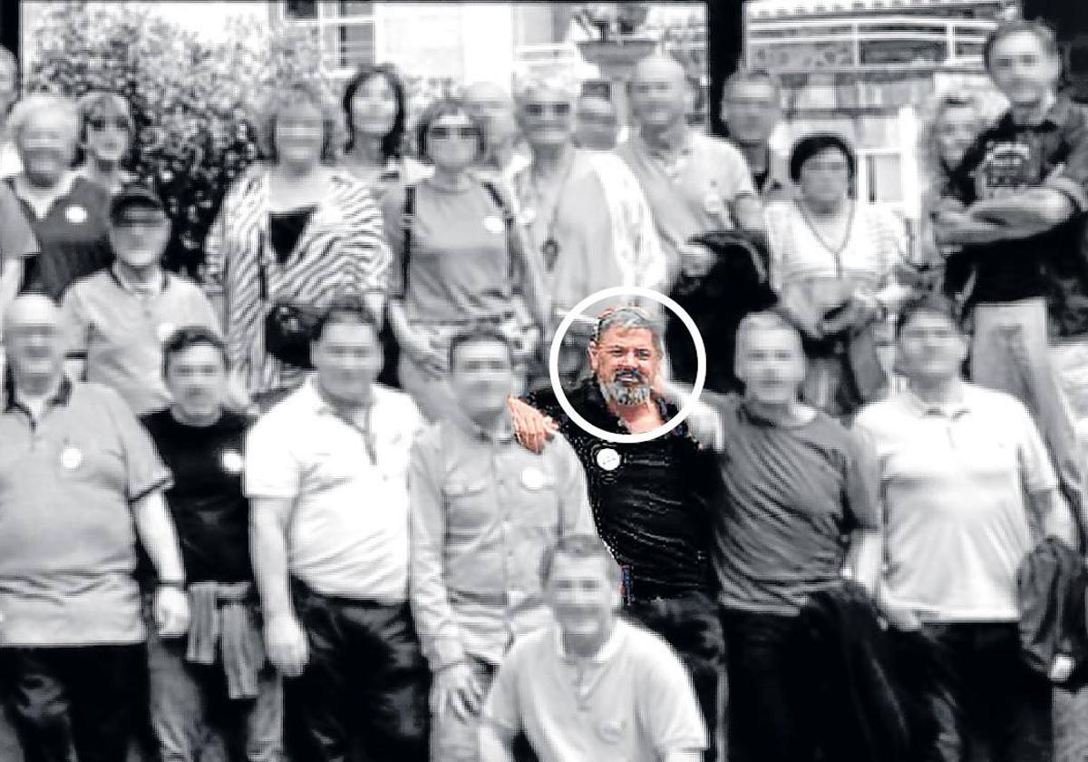 La última foto pública de Joseba Antxon Alonso Egurrola, señalado con un círculo, durante la celebración de la quintada de 1965 en Elgoibar el pasado 24 de mayo.