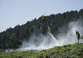 El helicóptero ha actuado sobre un terreno en el que ya hubo un incendio en 2022.