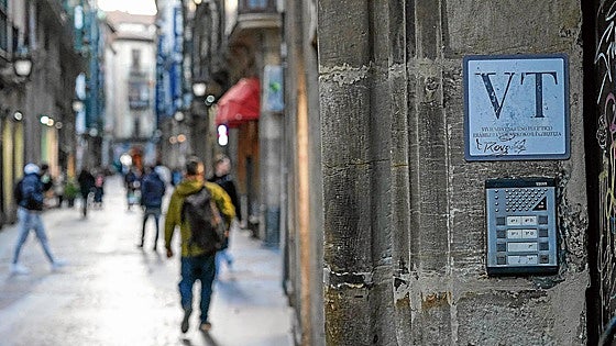 El Gobierno vasco pide a Airbnb la retirada de 700 pisos turísticos irregulares