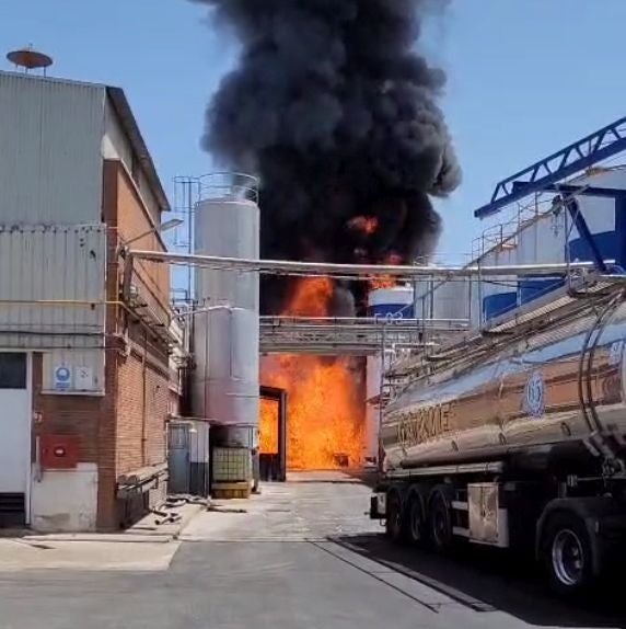 El gran incendio de LEA se ve desde todo Vitoria