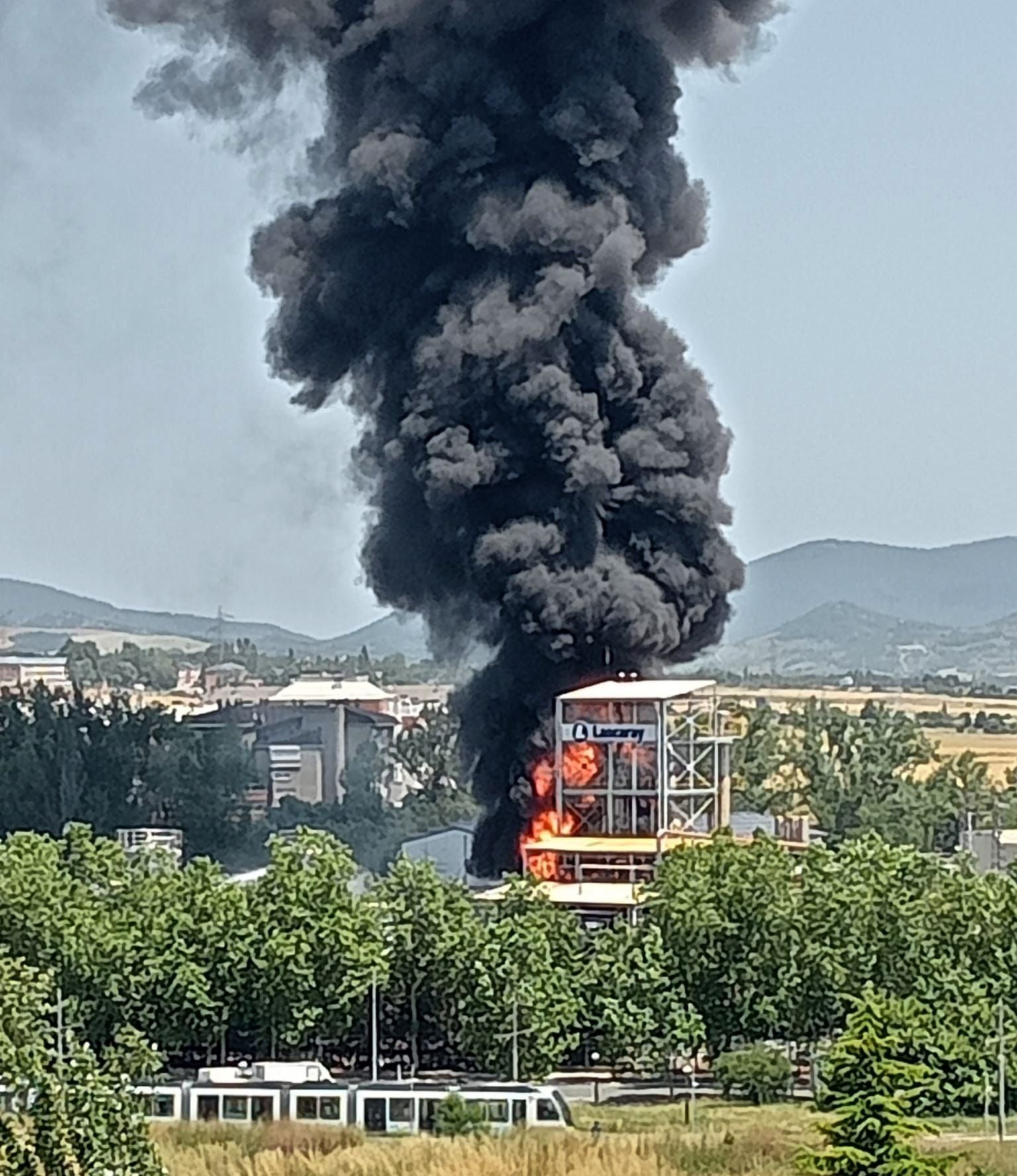 El gran incendio de LEA se ve desde todo Vitoria