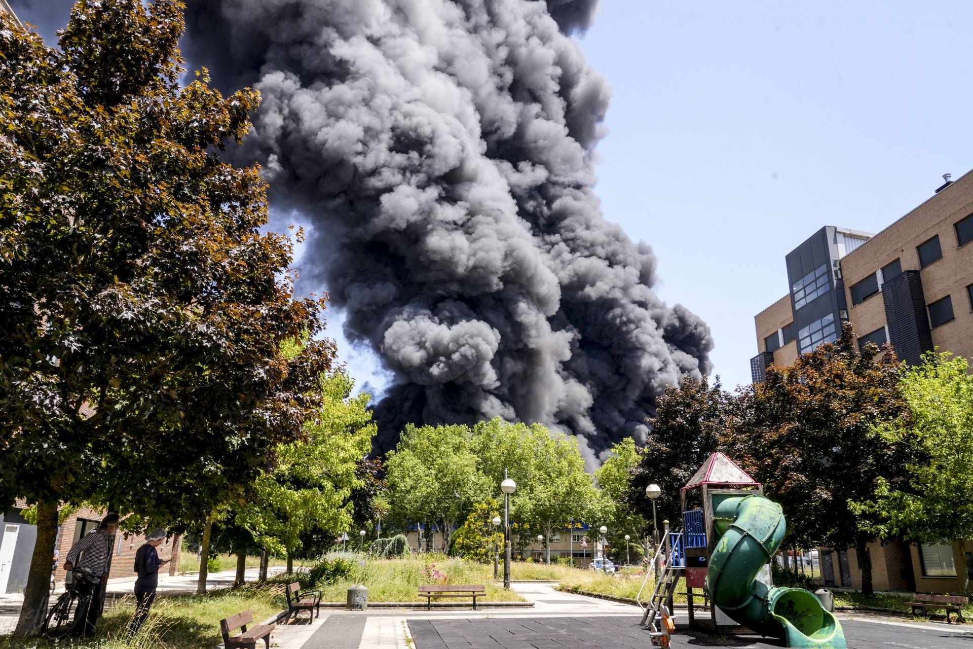 El gran incendio de LEA se ve desde todo Vitoria