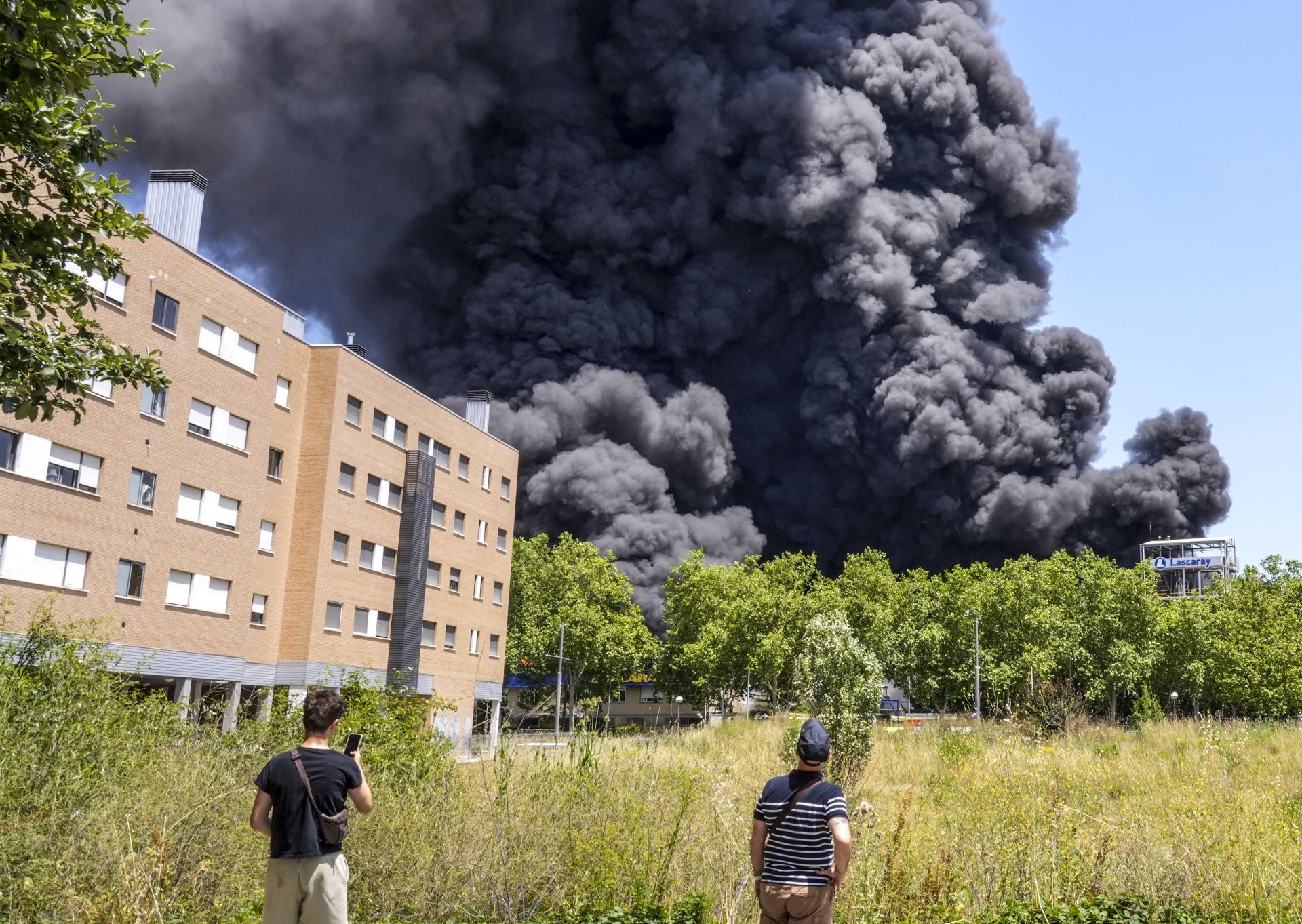 El gran incendio de LEA se ve desde todo Vitoria