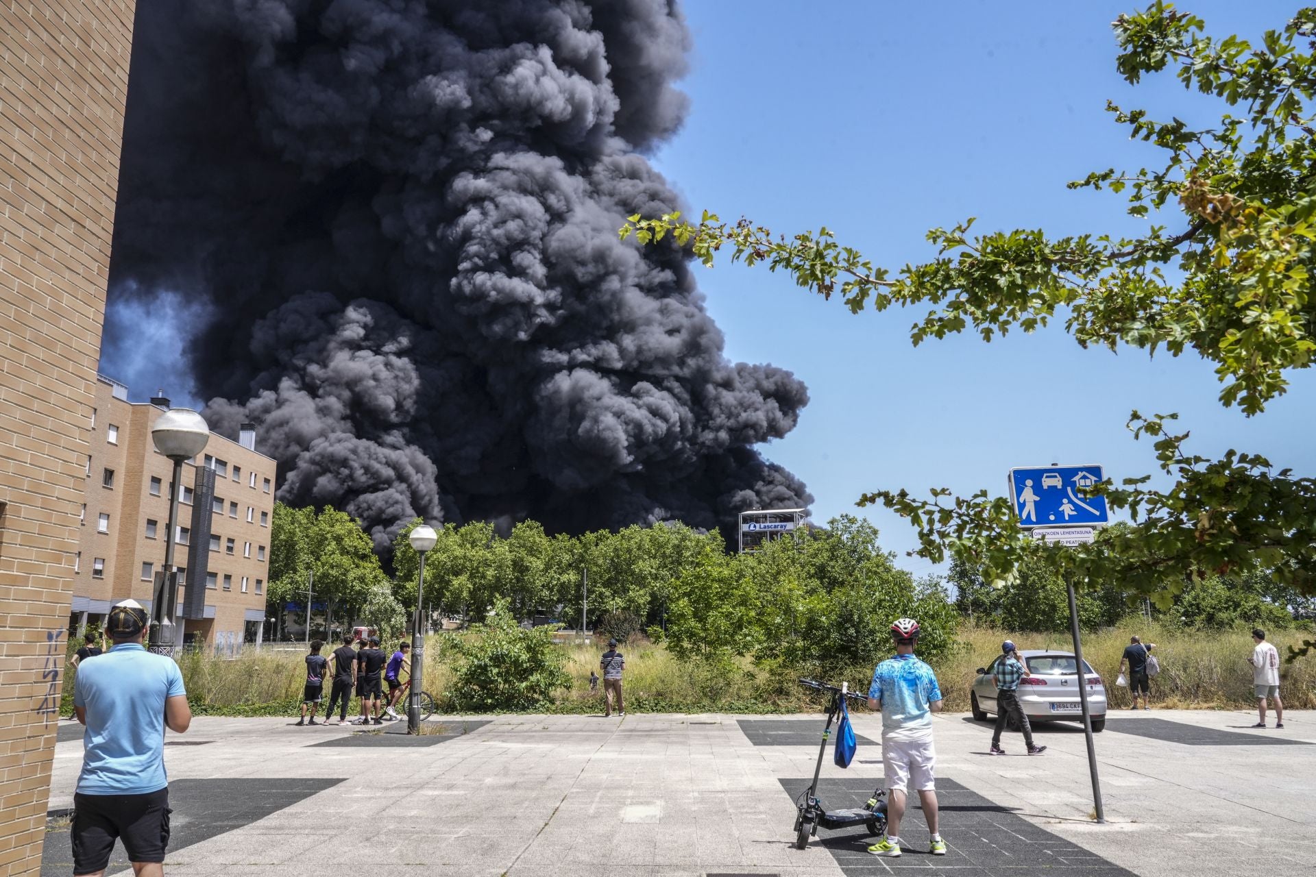 El gran incendio de LEA se ve desde todo Vitoria