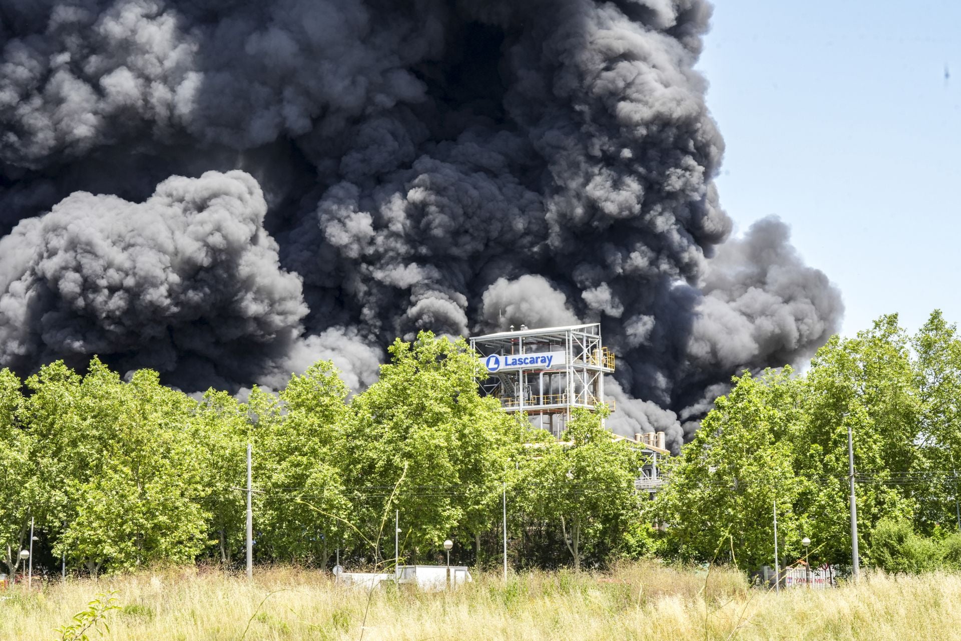 El gran incendio de LEA se ve desde todo Vitoria