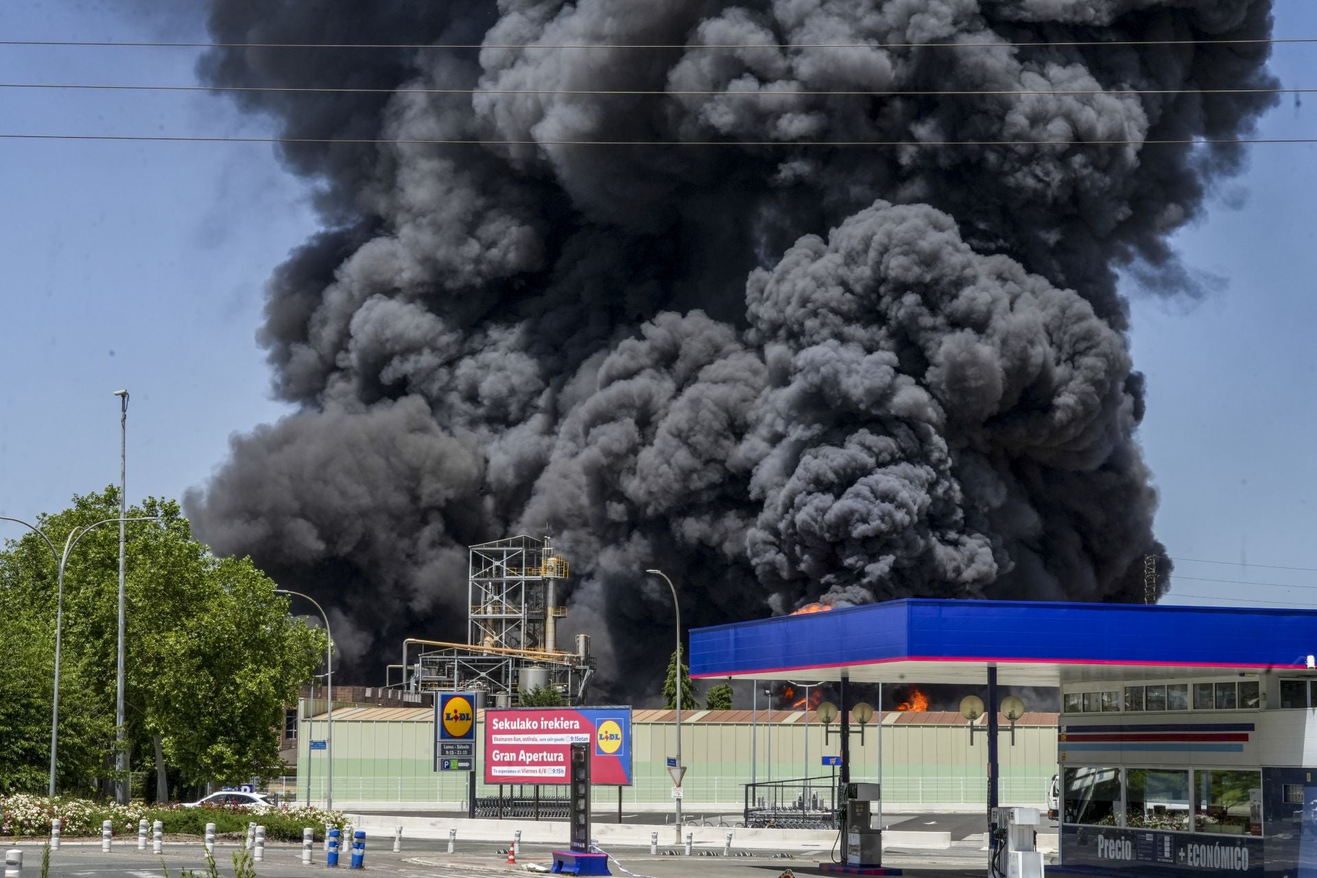 El gran incendio de LEA se ve desde todo Vitoria