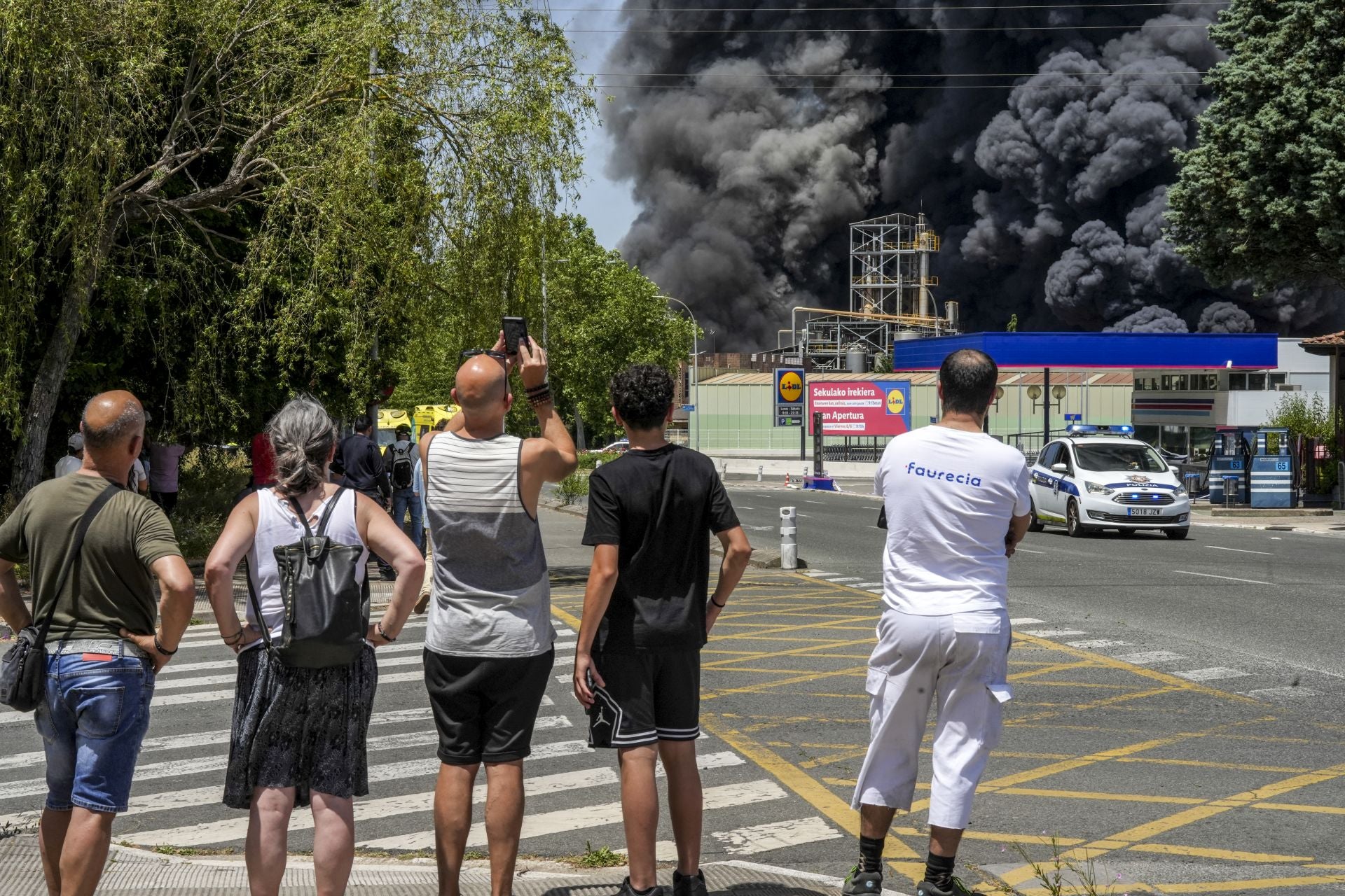 El gran incendio de LEA se ve desde todo Vitoria