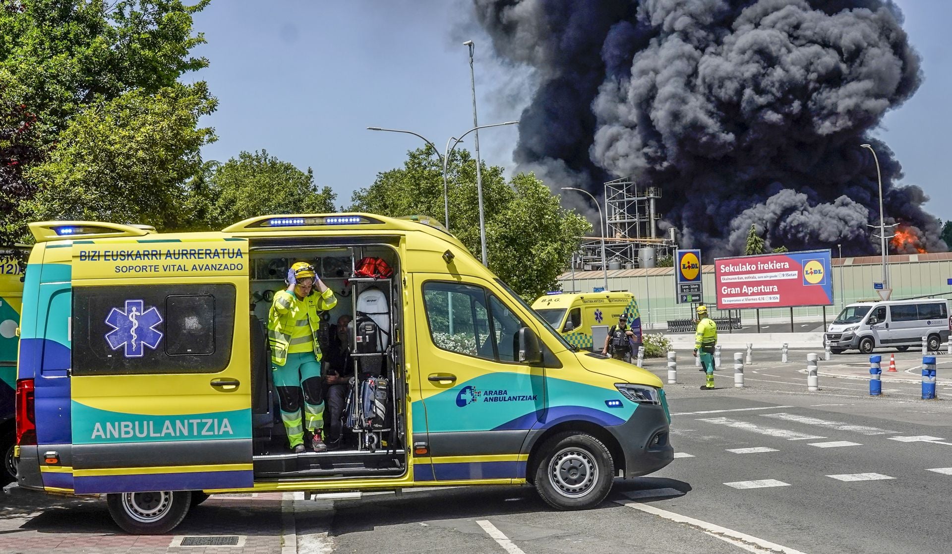 El gran incendio de LEA se ve desde todo Vitoria