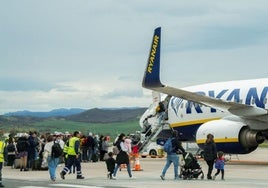 Pasajeros de un vuelo de Ryanair, durante el proceso de embarque en Foronda
