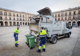 Recogida de basuras en la plaza de España.