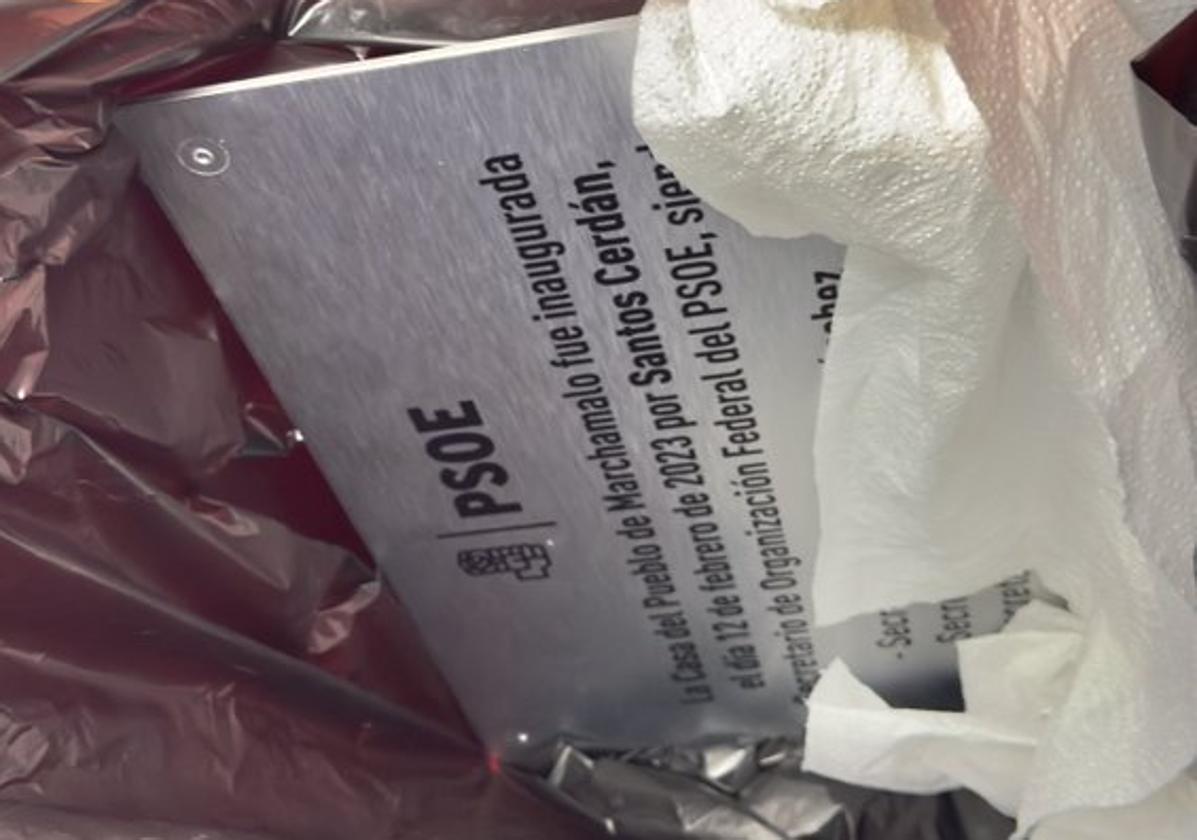 Un alcalde del PSOE tira a la basura una placa de Santos Cerdán: «No a los corruptos y puteros»
