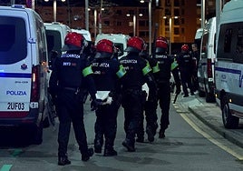 Agentes de la Brigada Móvil se despliegan para sofocar unos incidentes en Bilbao.