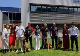 Responsables de la empresa y de varias unidades caninas tras hacer una demostración en Barakaldo.