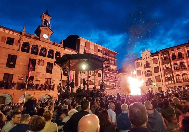 La hoguera de la víspera de San Juan volverá a arder en la Goiko plaza de Bermeo bajo estrictas medidas de seguridad