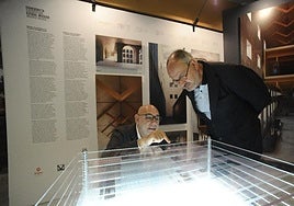 El arquitecto Antonio Vaíllo y el museógrafo Jesús Moreno, con la maqueta del proyecto del nuevo Museo Vasco.