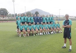 David Aznar posa con el equipo en la jornada de presentación en Lezama, donde entrenó durante dos temporadas.
