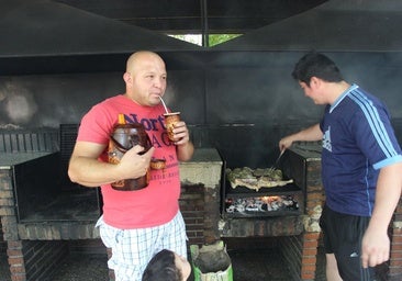 Usuarios en la zona de barbacoa de Gamarra.