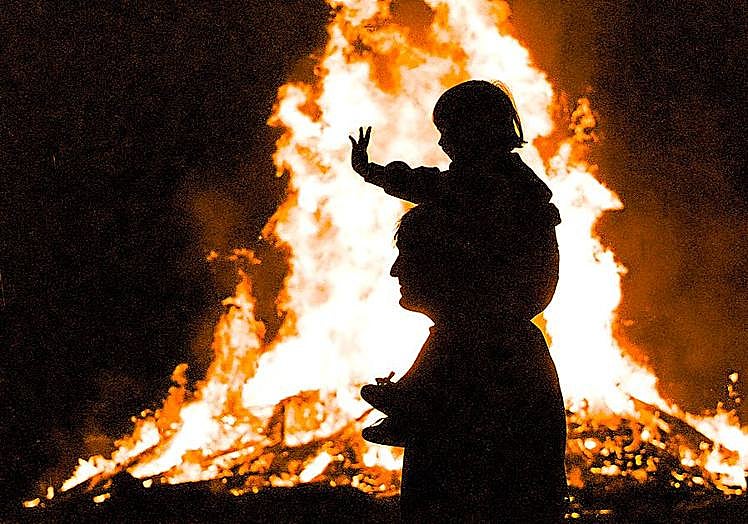 La hoguera de San Juan en La Atalaya.
