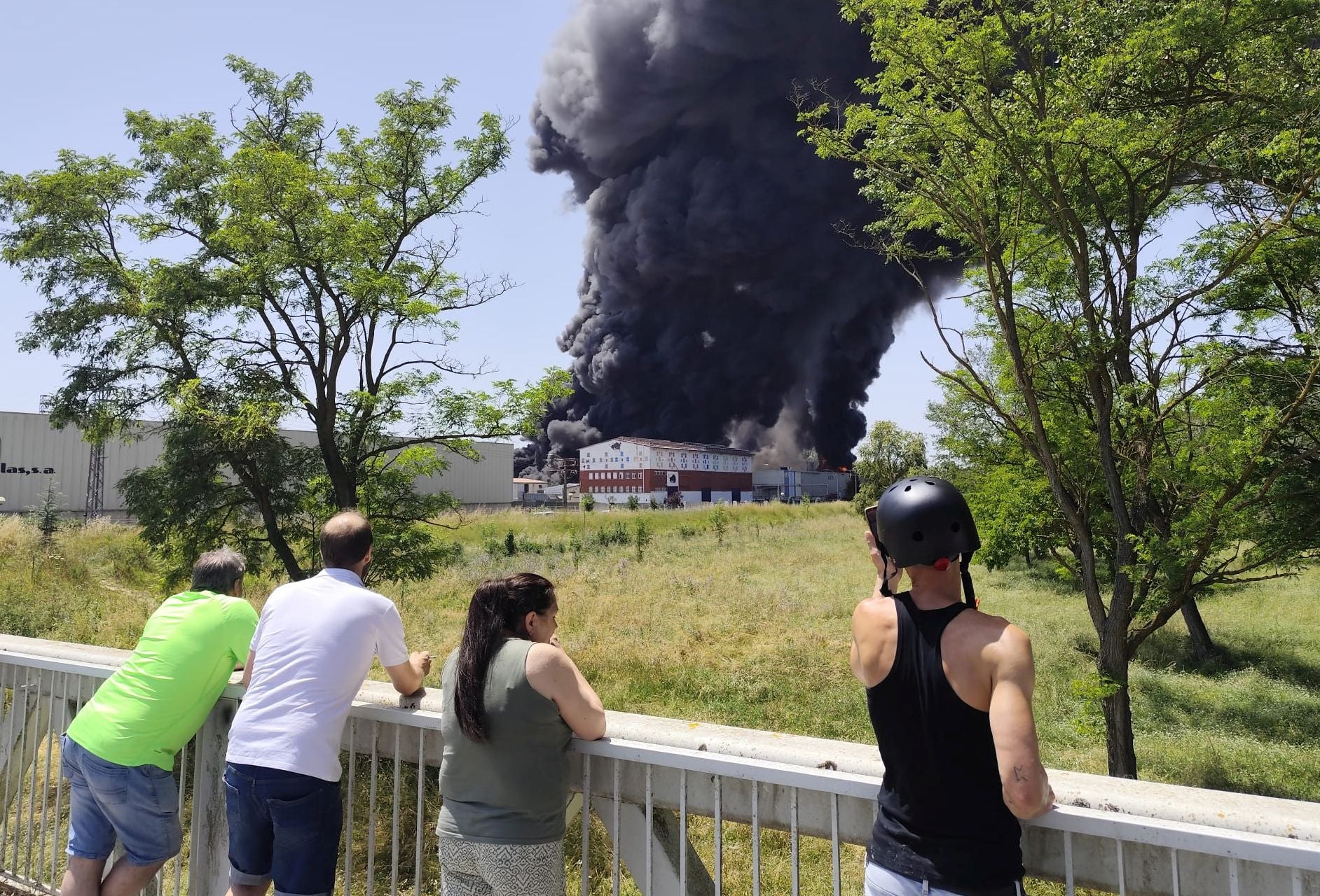 El gran incendio de LEA se ve desde todo Vitoria
