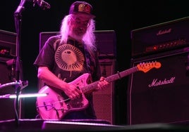 J Mascis, en un momento del concierto de Dinosaur Jr.