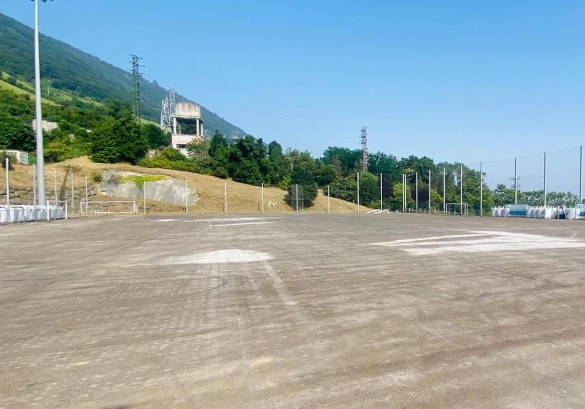 El terreno tiene una superficie total aproximada de 4.982 metros cuadrados.