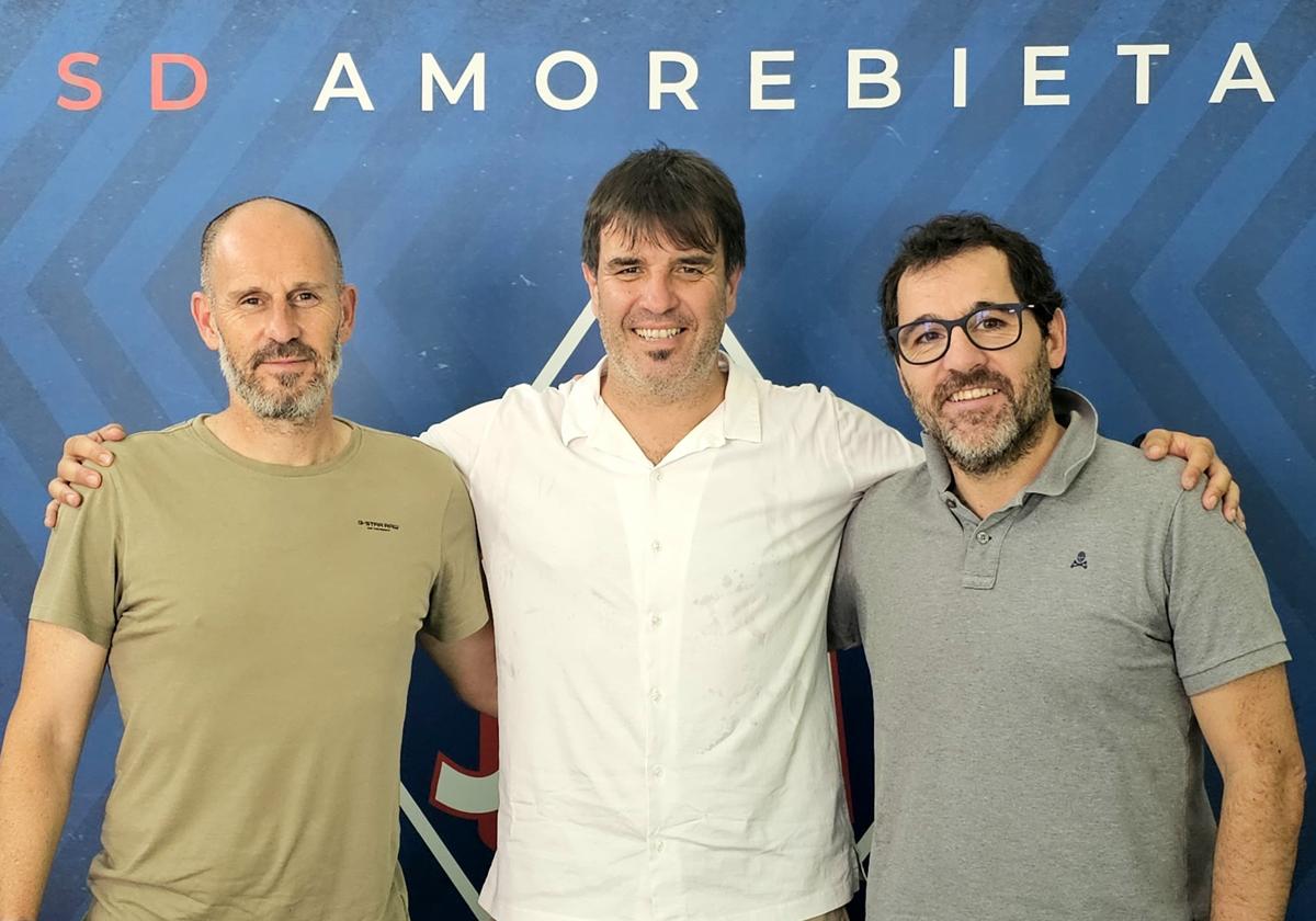Aitor Zulaika, entre Jabi Luaces y Jon Larrea, en su presentación como nuevo técnico del Amorebieta.