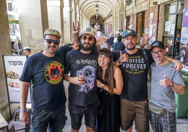 Agustín, Paco, Raquel, Juanfran y Daniel llegaron desde Tenerife para disfrutar del rock y la comida.