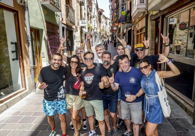 El grupo de amigos viene desde Valencia, Zaragoza y Bilbao, coincidiendo siempre en el Azkena.
