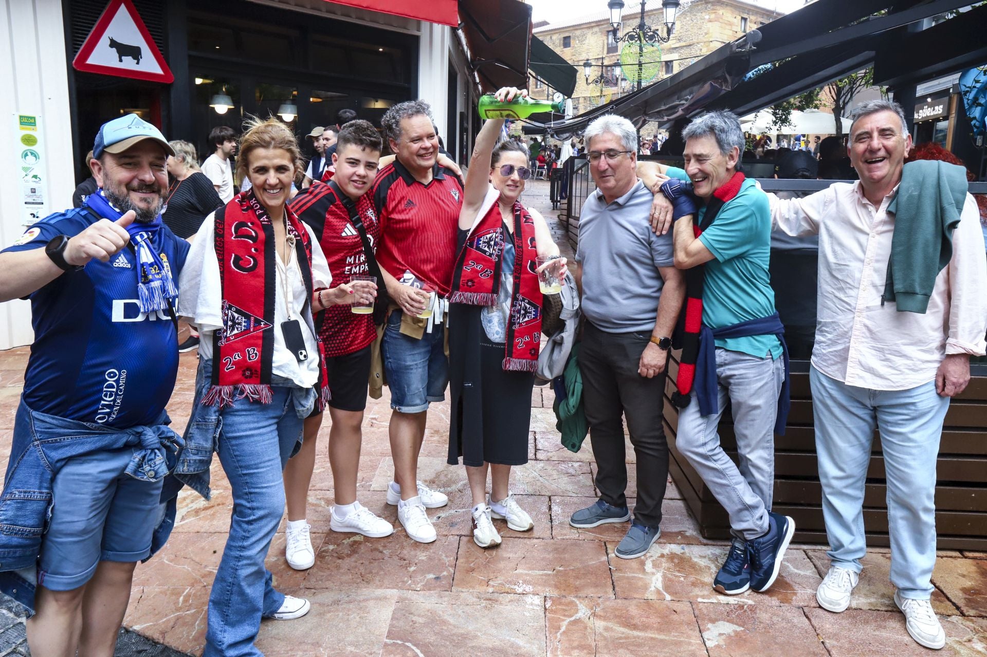 La marea rojilla desembarca en Oviedo