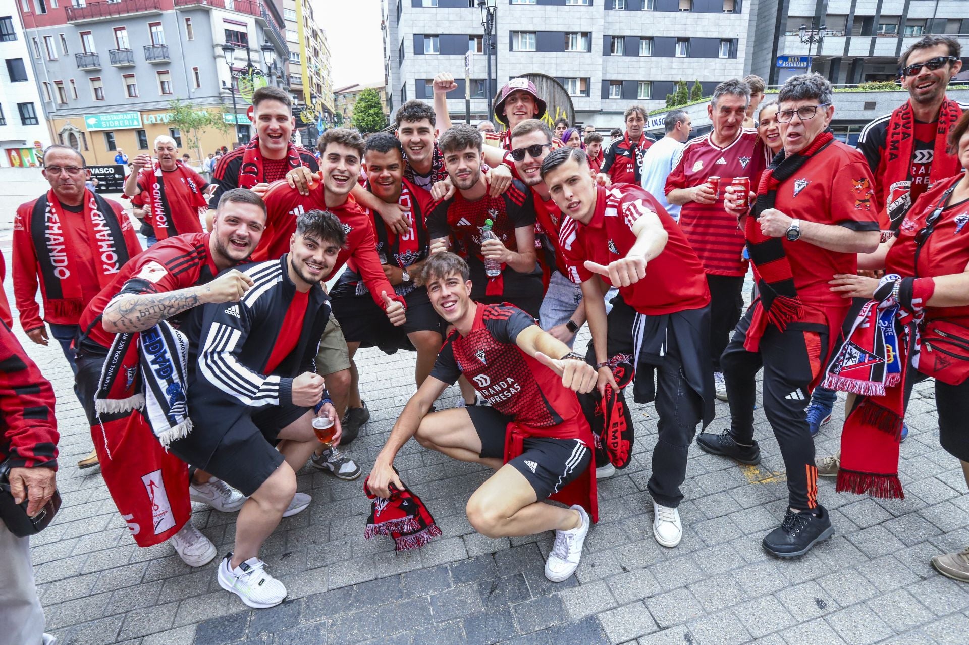 La marea rojilla desembarca en Oviedo
