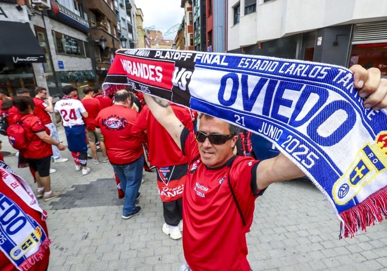 Un aficionado del Mirandés luce su bufanda.