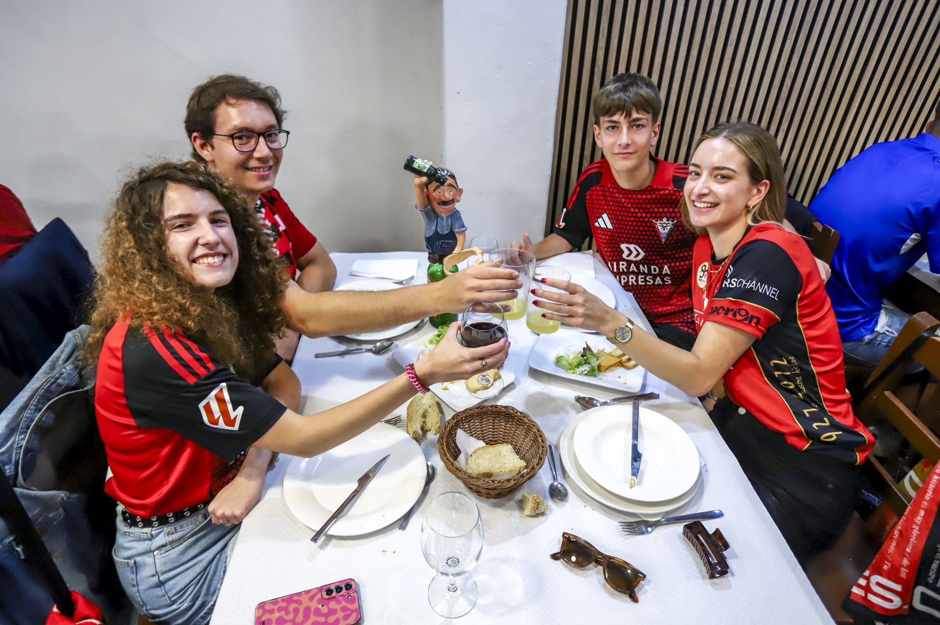 La marea rojilla desembarca en Oviedo