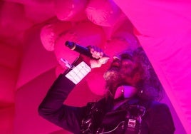 El líder de la banda, Wayne Coyne, rodeado de los cuatro robots hinchables que había en el escenario.