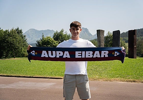 Alex Garrido posa con la bufanda del Eibar en el parque Zuhatzola de Durango.