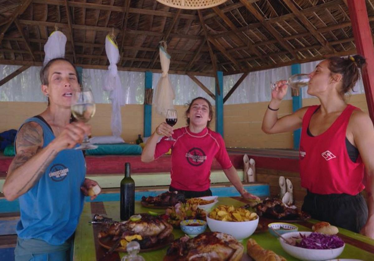 Carra, Marcela y Ari brindan por su triunfo en 'El Conquistador del Caribe'.