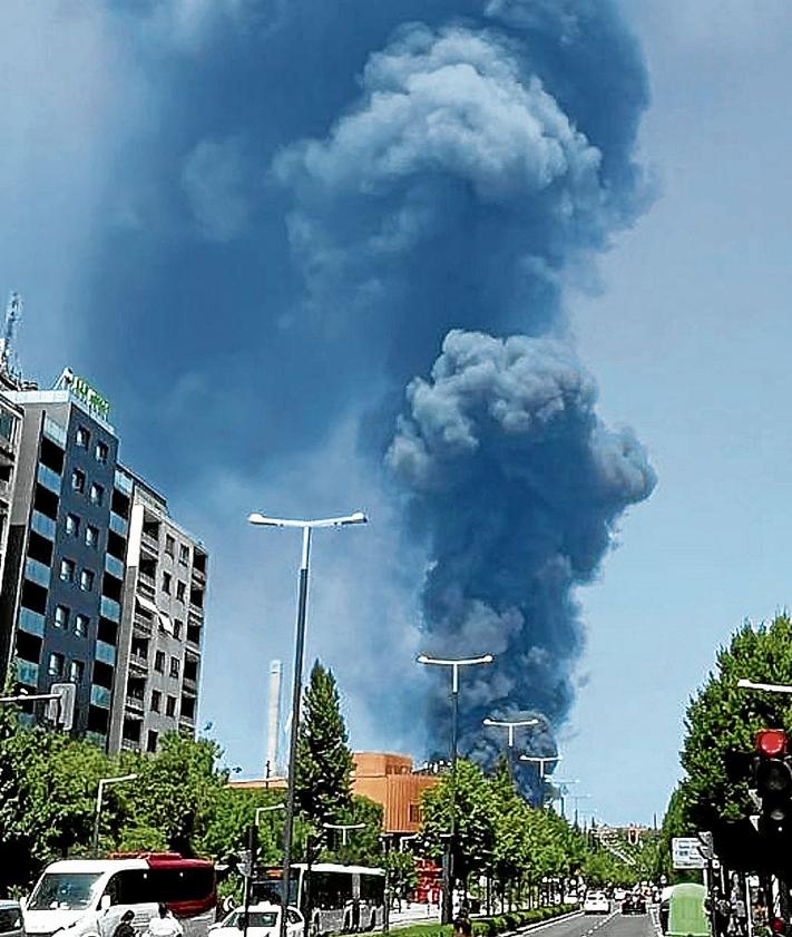 Imagen secundaria 2 - El incendio se desató en el corazón de la factoría. Los ejecutivos de la histórica empresa estaban visiblemente afectados. La humareda fue visible desde toda la ciudad.