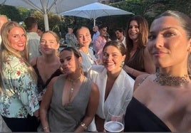 Gloria Camila y la novia, Lorena Elorriaga, rodeadas de amigas y familiares.