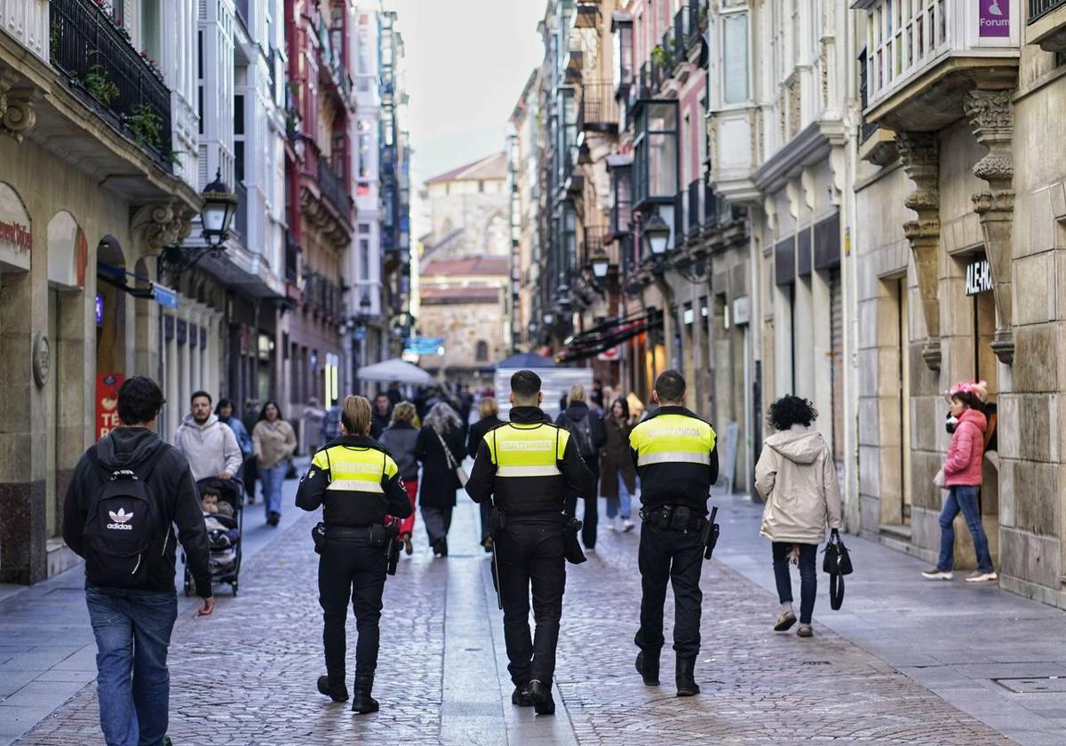 Agentes de la Policía Local patrullan por el Casco Viejo.
