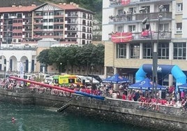 Iñigo Martínez y Kepa Arrizabalaga disfrutan de la cucaña en Ondarroa